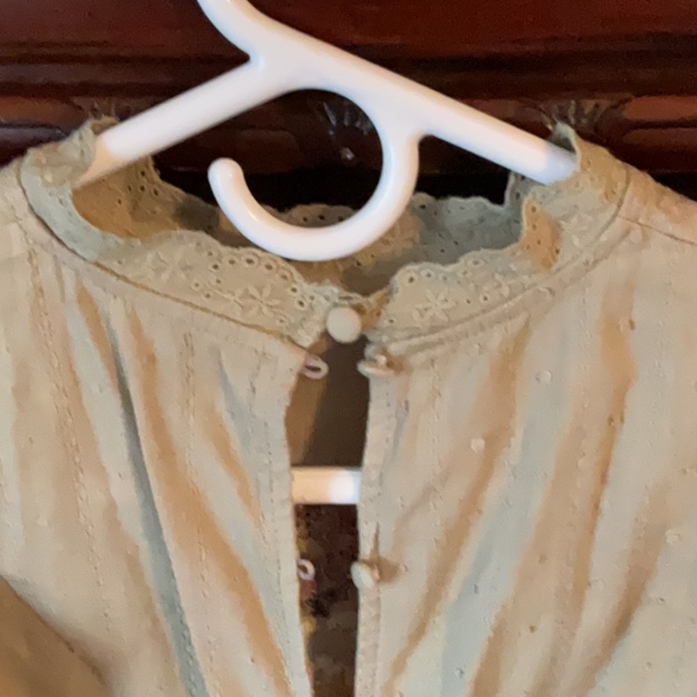 Floral Embroidered Top - olive green 🫒 - Picture 4 of 6